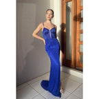 Vestido formal sin mangas con abertura y lentejuelas, tirantes finos y corte tubo/columna