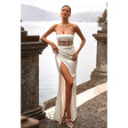 Vestido largo de fiesta formal de satén fruncido sin tirantes y transparente con abertura