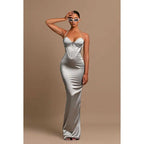 Vestido de noche largo de satén con escote halter y escote corazón