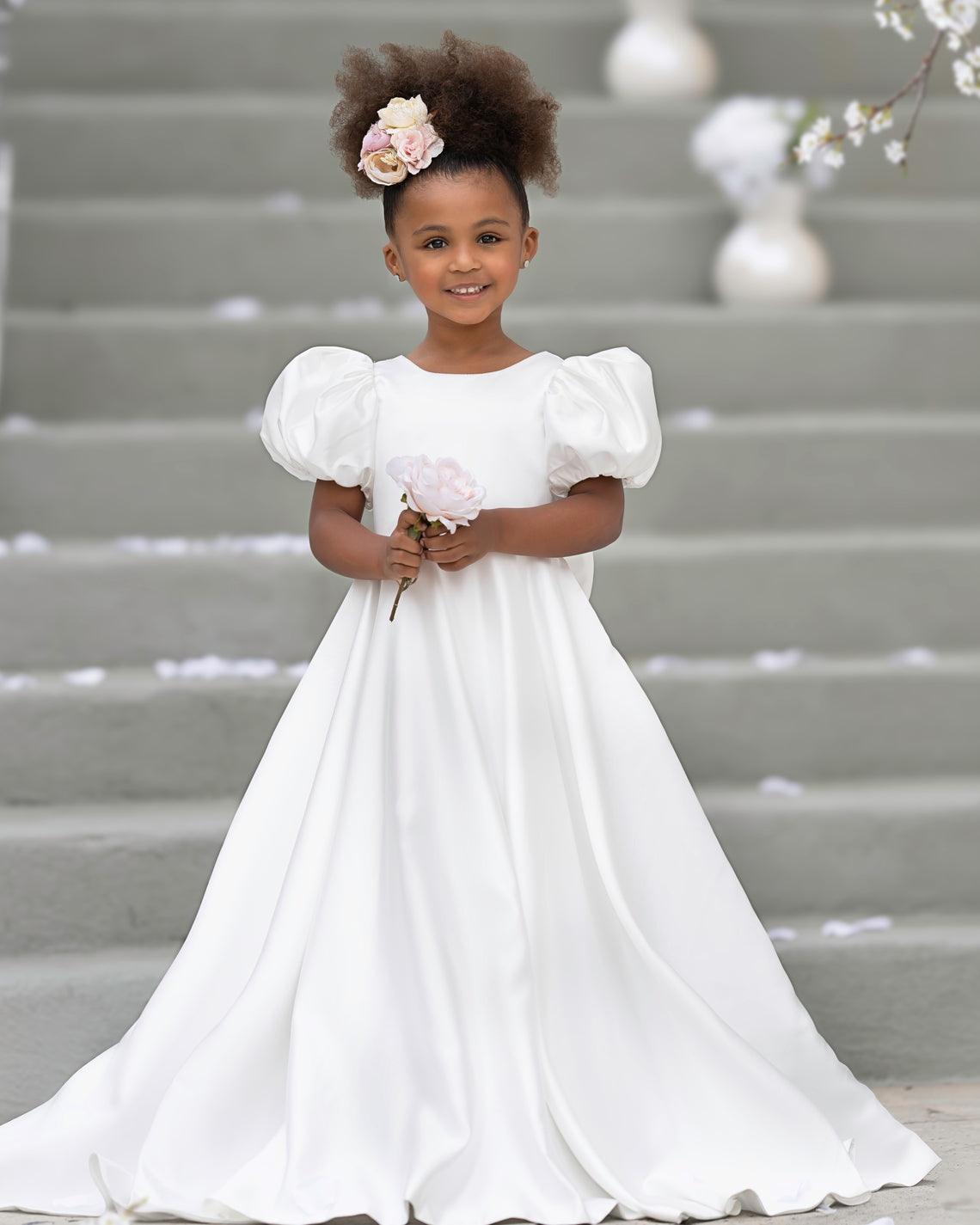 Vestido para niña de las flores con cola larga, mangas abullonadas, lazo en la espalda y botones 