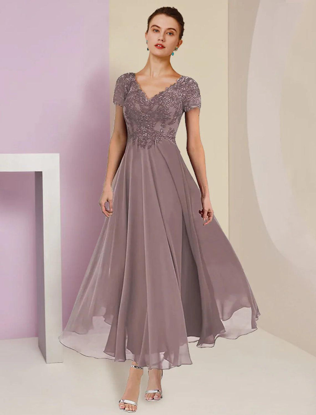 Vestido de dos piezas de corte A para madre de la novia, elegante, de manga corta, con escote en V, largo hasta la rodilla, de gasa y encaje, con apliques plisados.