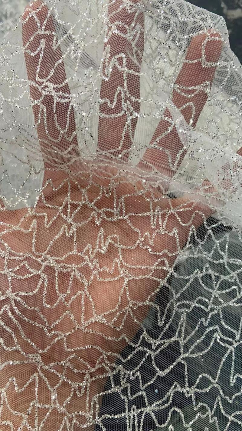 Vestido de novia con tirantes finos, apliques de encaje y corte A brillante