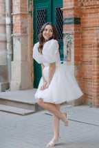 Vestido de novia corte A, escote cuadrado, corto, mangas abullonadas con perlas