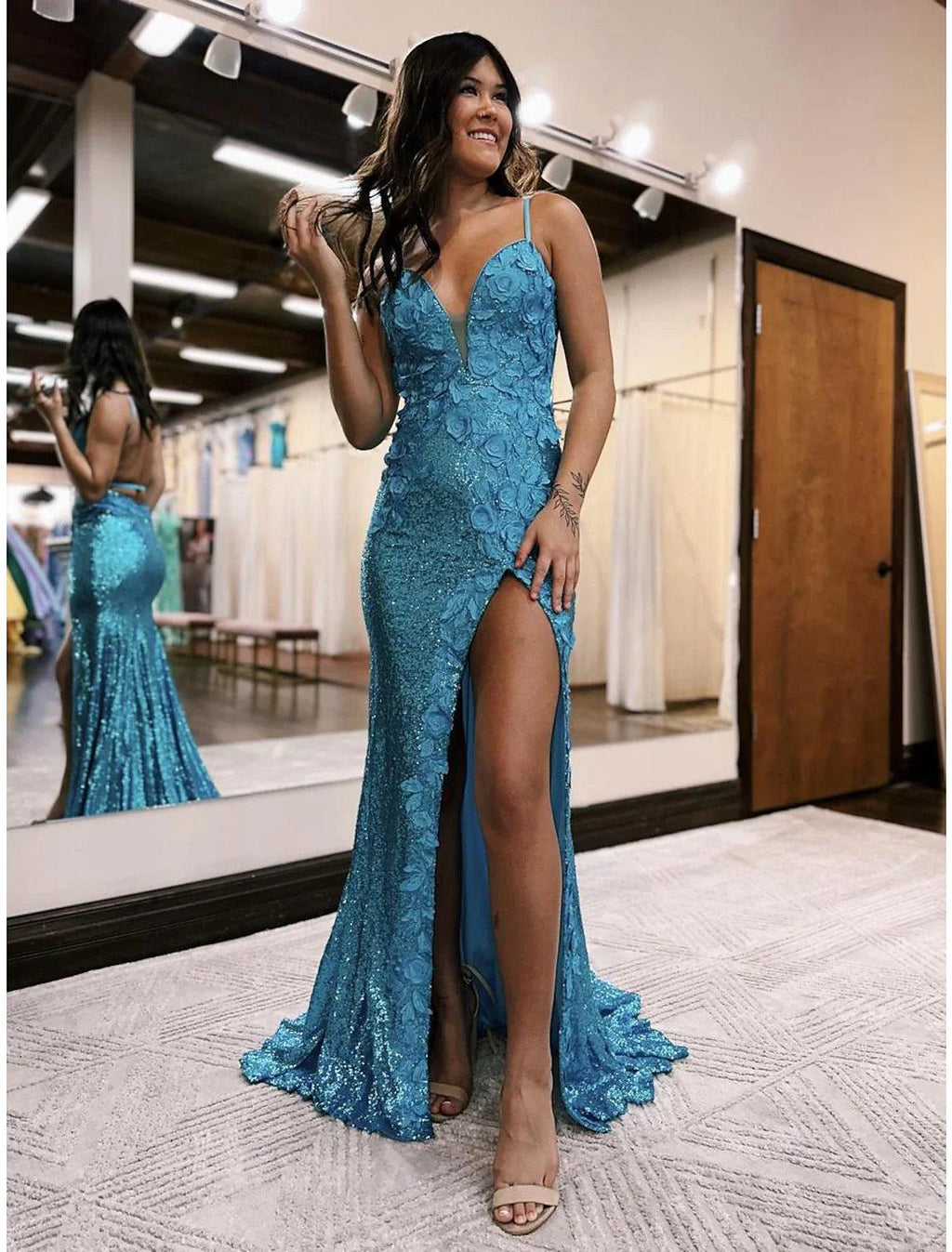 Vestidos de fiesta de sirena/trompeta, brillantes y con brillo, formales, para bodas, con cola larga/cepillo, sin mangas, escote en V, con lentejuelas y espalda descubierta con apliques de lentejuelas.
