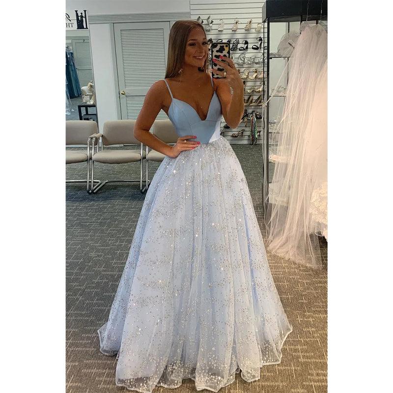 Glitzerndes Ballkleid in Himmelblau mit tiefem V-Ausschnitt 