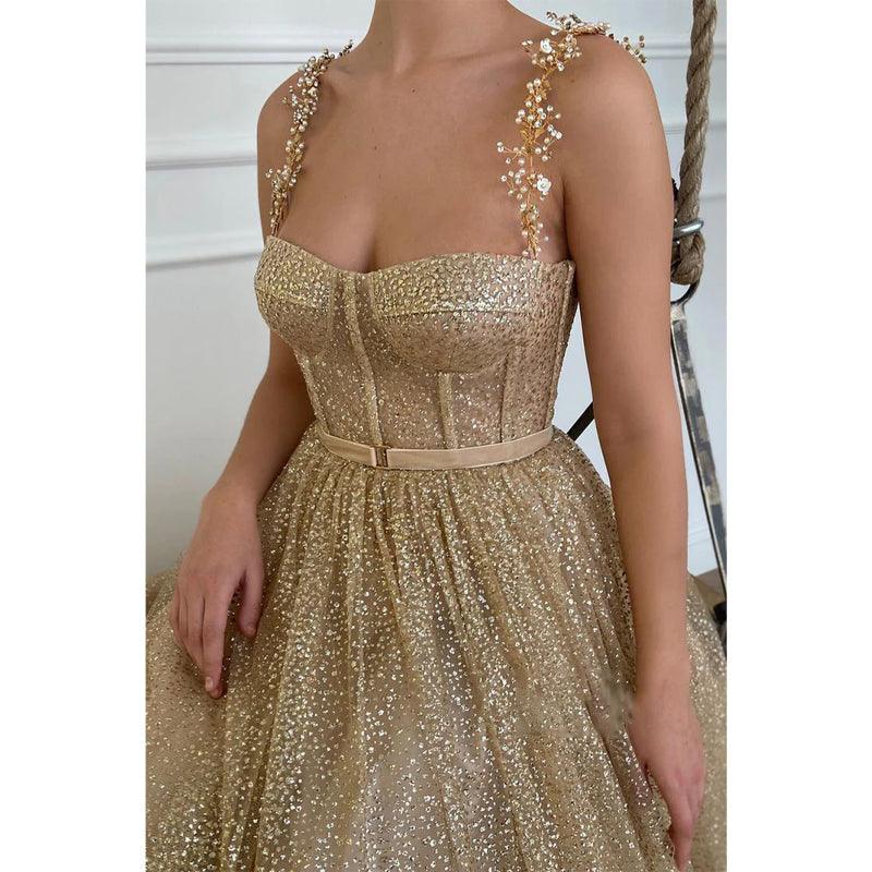 Vestido de fiesta brillante con lentejuelas color champán y escote corazón 