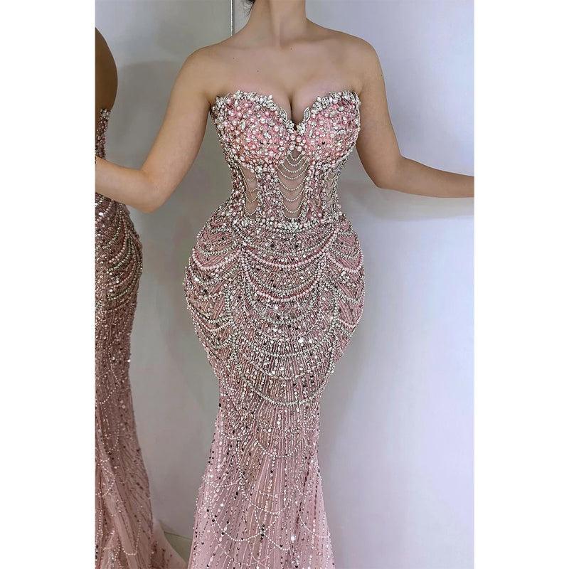Elegante y lujoso vestido de noche largo con cuentas y escote ilusión sin tirantes en color rosa 