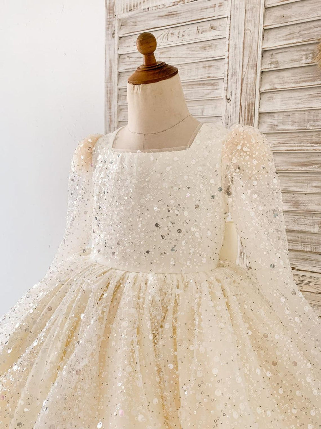 Vestido de cumpleaños para niña color marfil hasta la rodilla de satén 