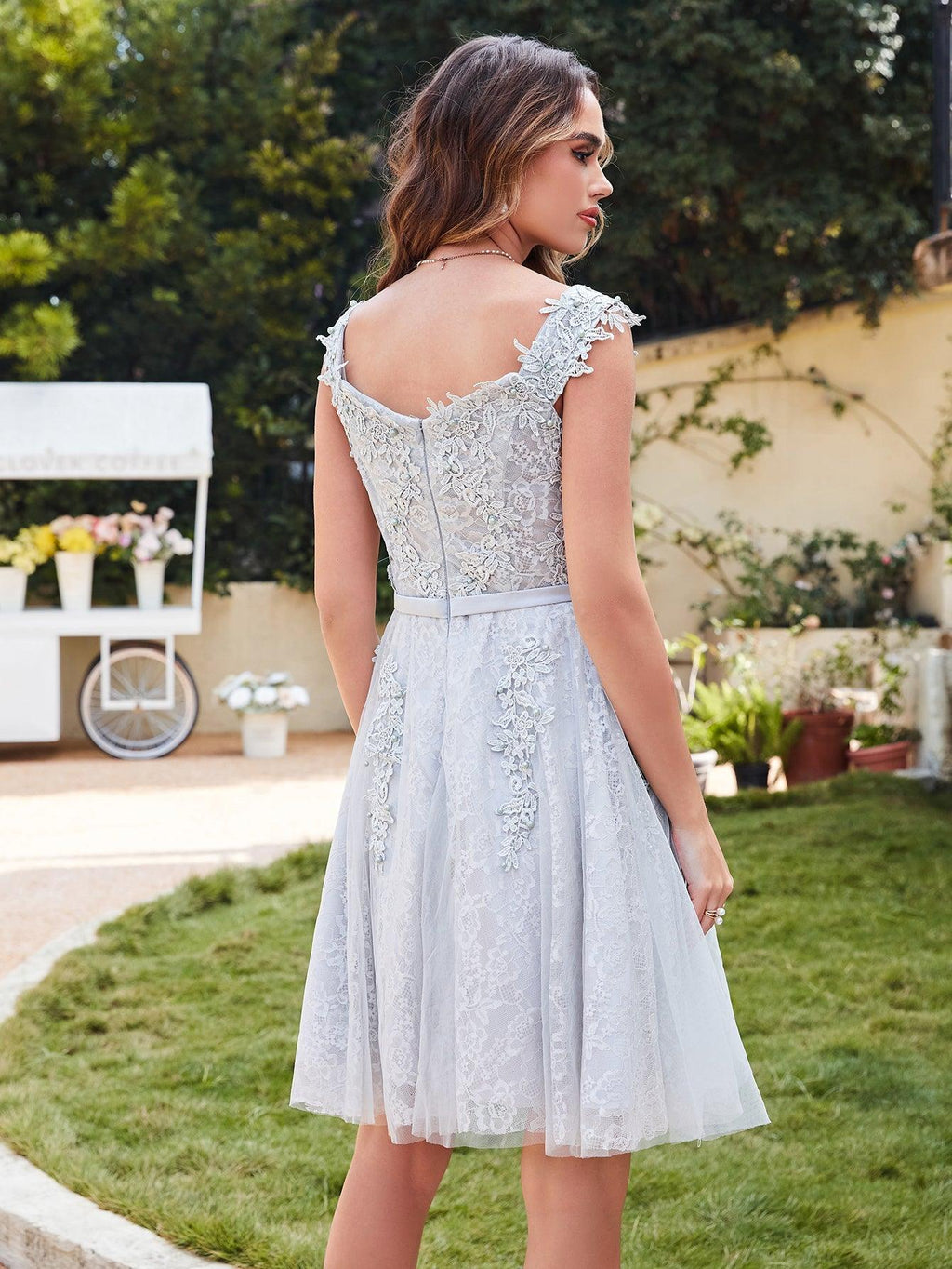 Elegante A-Linie U-Ausschnitt Ärmelloses Ballkleid aus Spitze