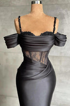 Elegantes schwarzes schulterfreies Meerjungfrau-Ballkleid mit Spitze
