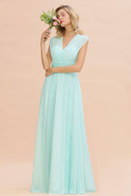 Elegantes Chiffon-Brautjungfernkleid in A-Linie mit V-Ausschnitt, ärmellos, bodenlang und Rüschen