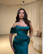 Elegantes, säulenförmiges, einschultriges, ärmelloses Ballkleid aus Satin mit Applikationen und Schlitz vorn