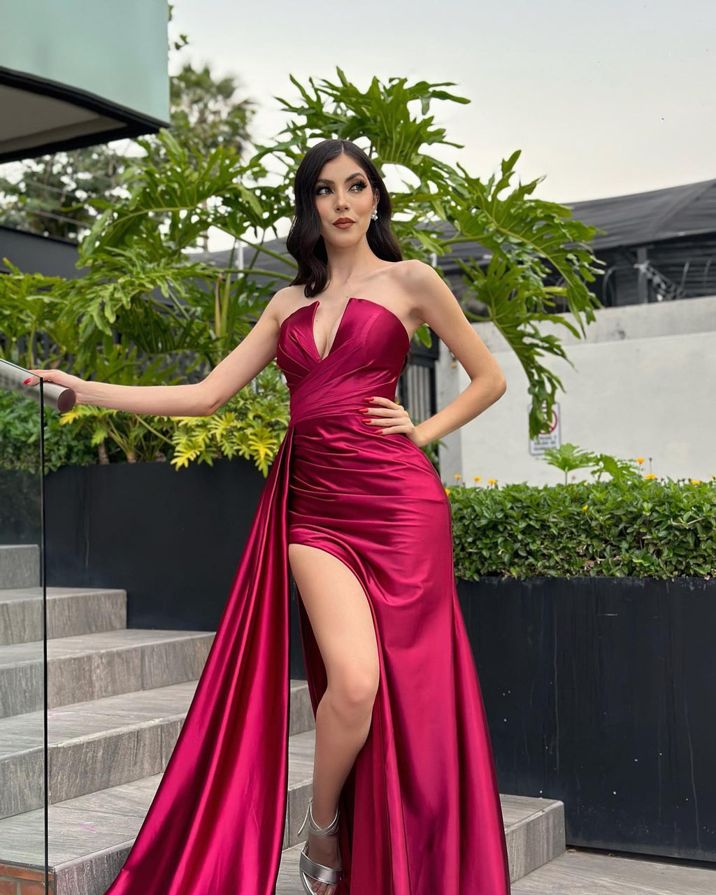 Elegantes, säulenförmiges, ärmelloses rotes Ballkleid aus Satin mit V-Ausschnitt und Rüschen und Schlitz vorne