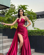 Elegantes, säulenförmiges, ärmelloses rotes Ballkleid aus Satin mit V-Ausschnitt und Rüschen und Schlitz vorne