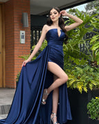 Elegantes, säulenförmiges, ärmelloses rotes Ballkleid aus Satin mit V-Ausschnitt und Rüschen und Schlitz vorne