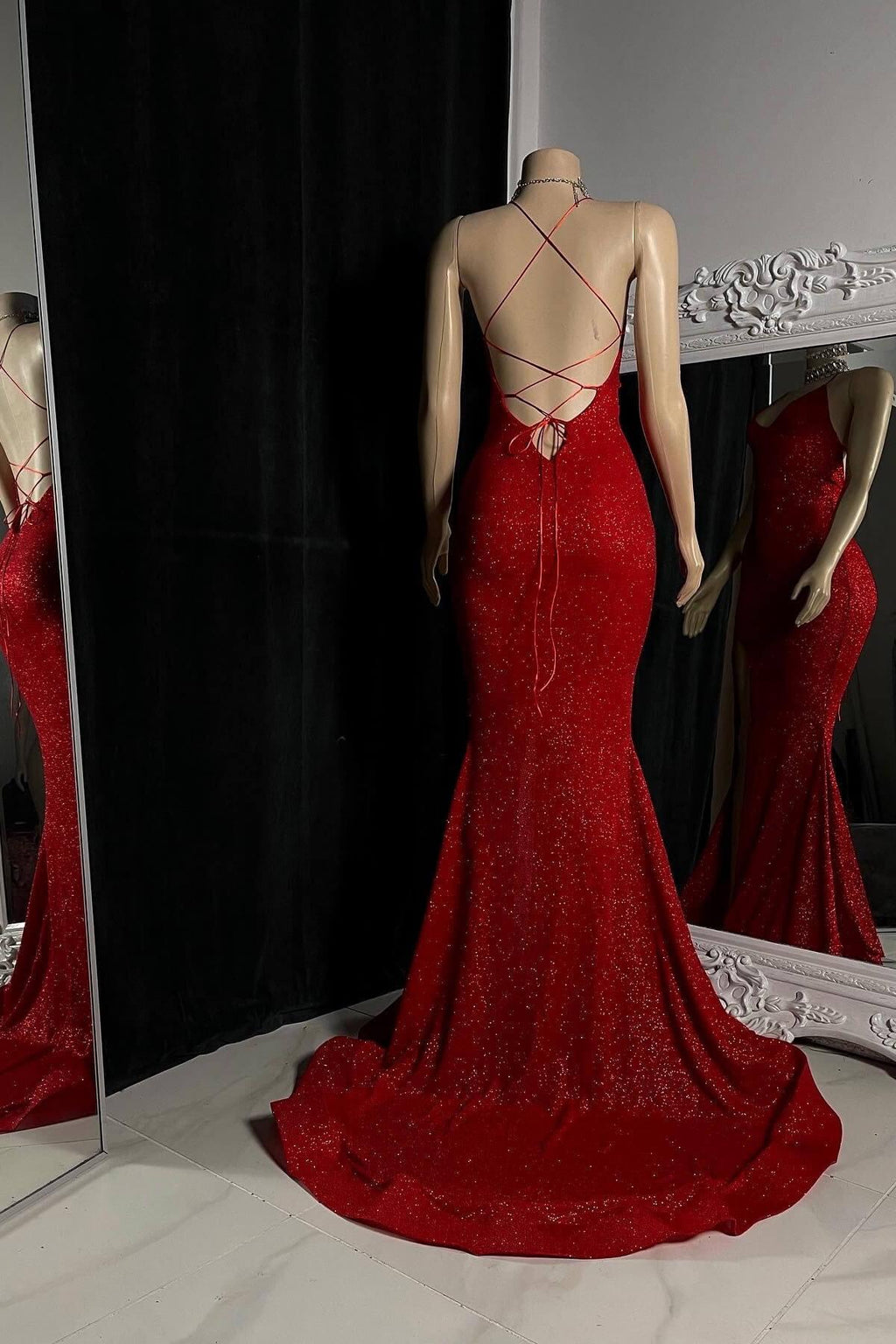 Elegante Ballkleider im Meerjungfrau-Stil mit gekreuzten Trägern und Schlitz vorn