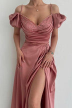 Elegantes schulterfreies A-Linien-Ballkleid mit Schlitz in Altrosa