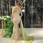 Elegantes, langes, schulterfreies Ballkleid im Meerjungfrauenstil mit Spitze in Dusty Sage