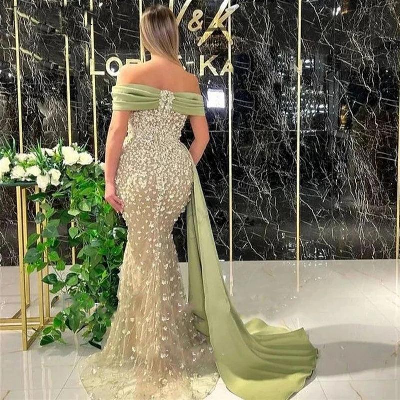 Elegantes, langes, schulterfreies Ballkleid im Meerjungfrauenstil mit Spitze in Dusty Sage