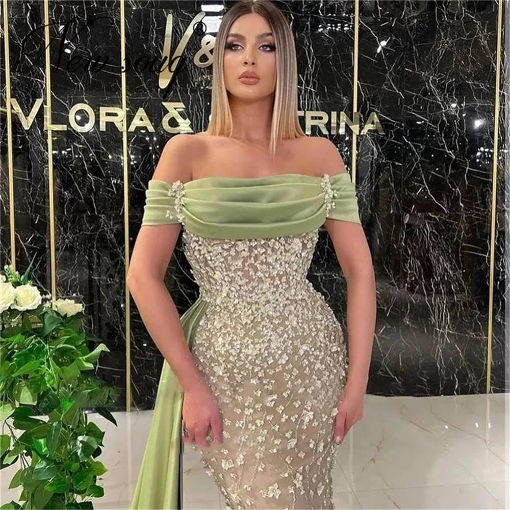 Elegantes, langes, schulterfreies Ballkleid im Meerjungfrauenstil mit Spitze in Dusty Sage