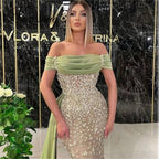 Elegantes, langes, schulterfreies Ballkleid im Meerjungfrauenstil mit Spitze in Dusty Sage