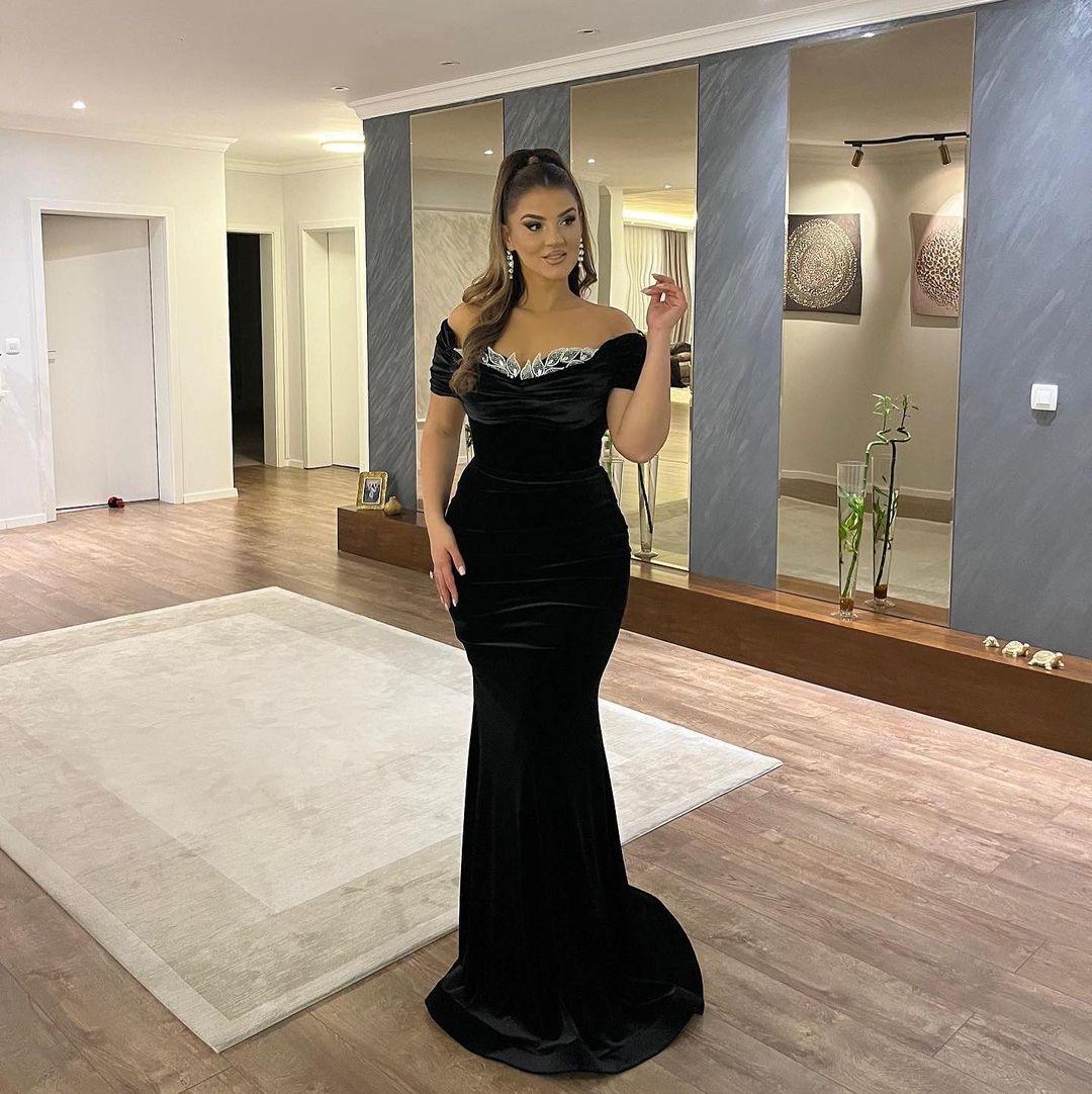 Elegantes, bodenlanges, schulterfreies, schwarzes Meerjungfrau-Ballkleid mit Herzausschnitt und Applikationen