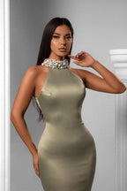 Elegantes Neckholder-Ballkleid im Meerjungfrau-Stil aus Satin mit Perlen