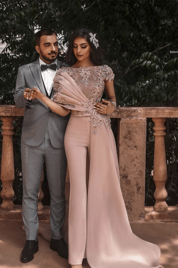 Eleganter Abend-Overall mit Spitzenapplikationen und Schleppe, kurzärmlig