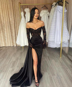 Elegantes langes schwarzes schulterfreies Meerjungfrau-Ballkleid aus Spitze mit Schlitz
