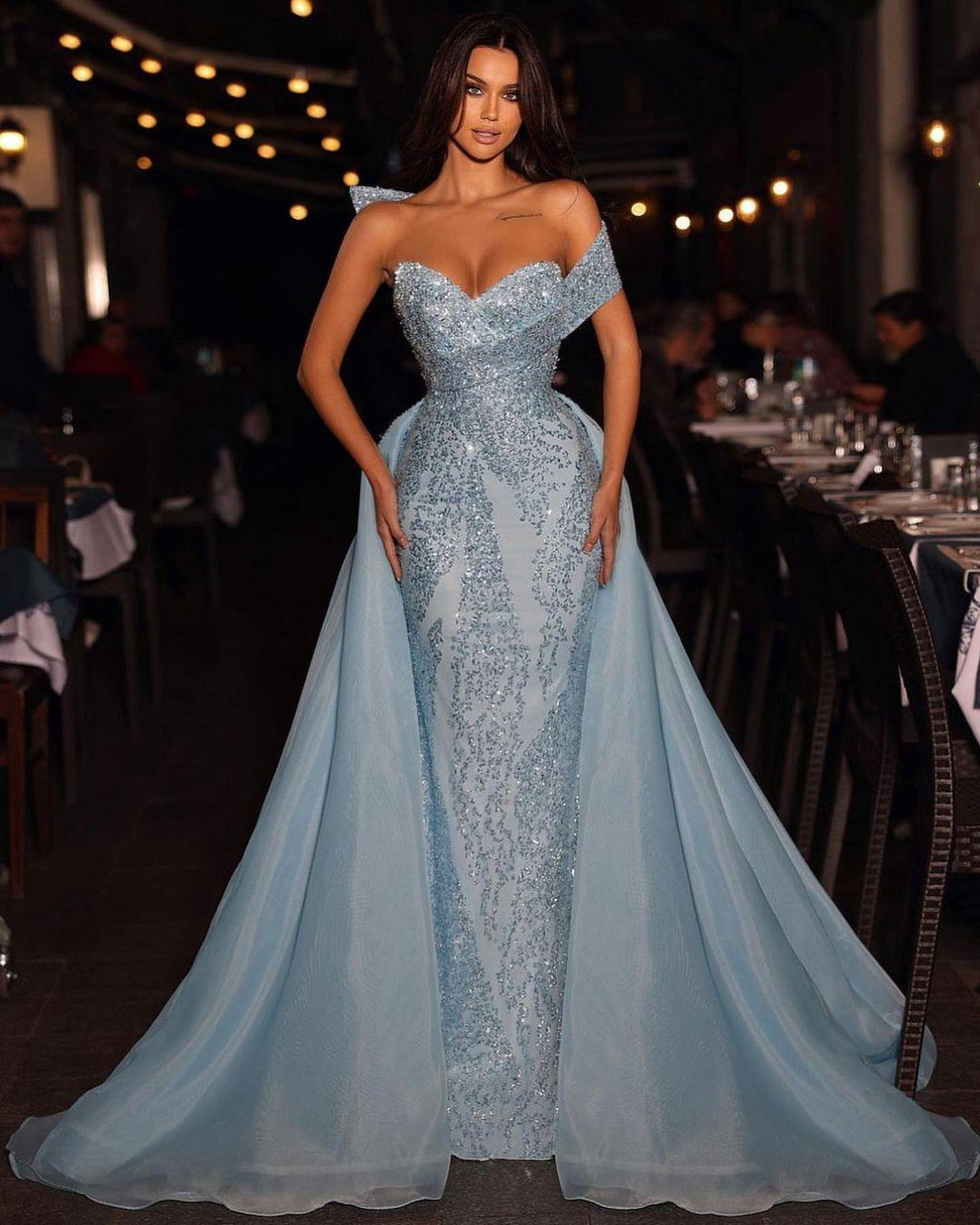Elegantes, langes, blaues, schulterfreies, ärmelloses A-Linien-Ballkleid mit Pailletten und abnehmbarer Schleppe