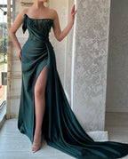 Elegantes langes dunkelgrünes ärmelloses A-Linien-Ballkleid mit Perlenbesatz und Schlitz