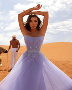 Elegantes langes lila A-Linien-Ballkleid mit ärmellosem Strasssteinen und Tüll