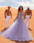 Elegantes langes lila A-Linien-Ballkleid mit ärmellosem Strasssteinen und Tüll