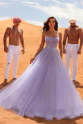 Elegantes langes lila A-Linien-Ballkleid mit ärmellosem Strasssteinen und Tüll