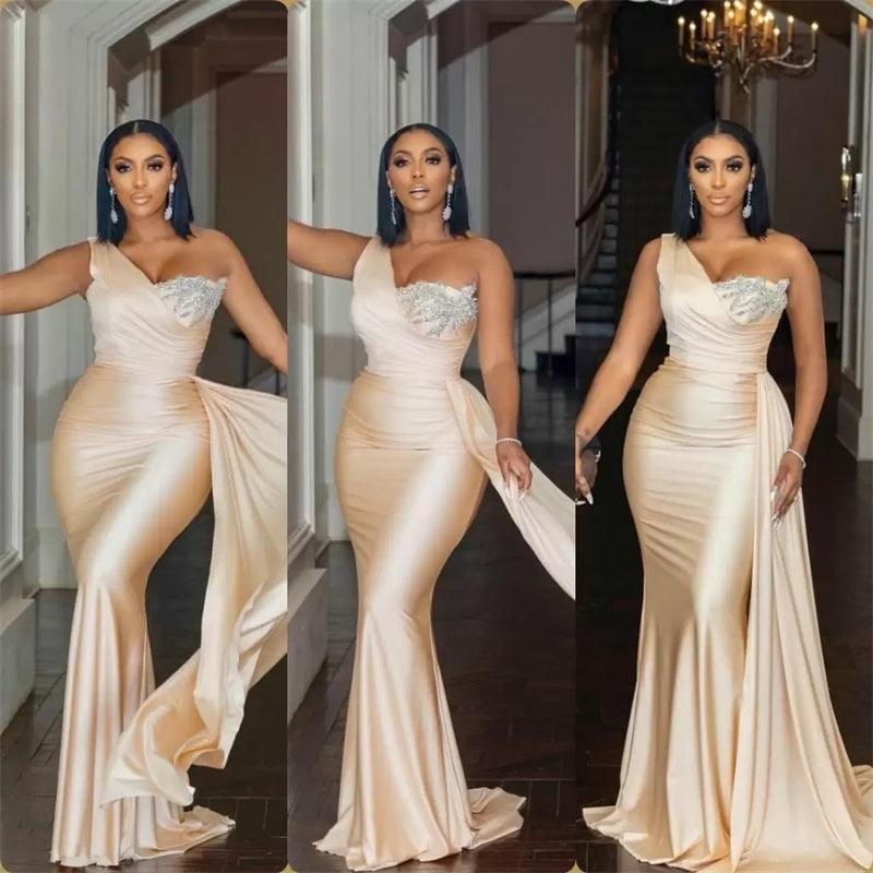 Elegantes langes Meerjungfrau-Ballkleid mit einer Schulter und Pailletten und Rüschen