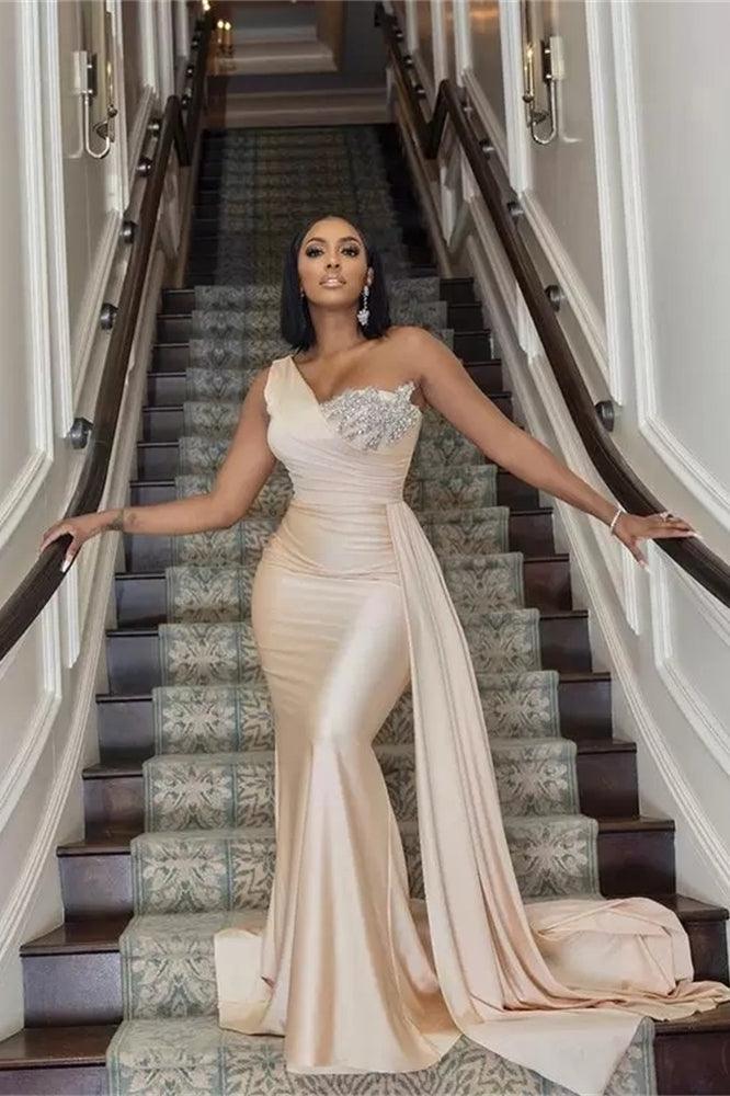 Elegantes langes Meerjungfrau-Ballkleid mit einer Schulter und Pailletten und Rüschen
