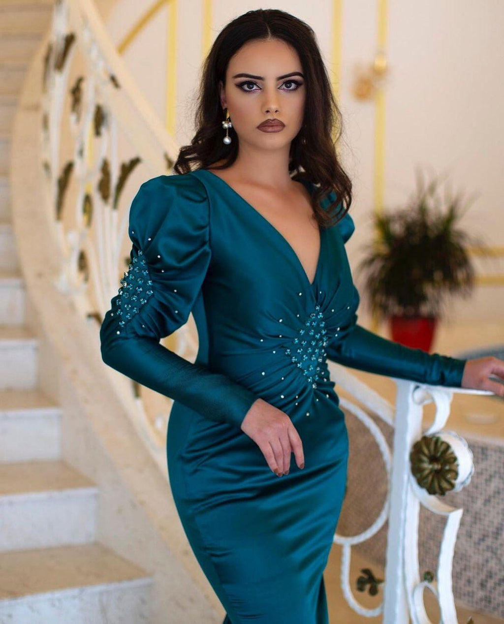 Elegantes langes Meerjungfrau-Ballkleid mit V-Ausschnitt und Perlenbesatz und langen Ärmeln