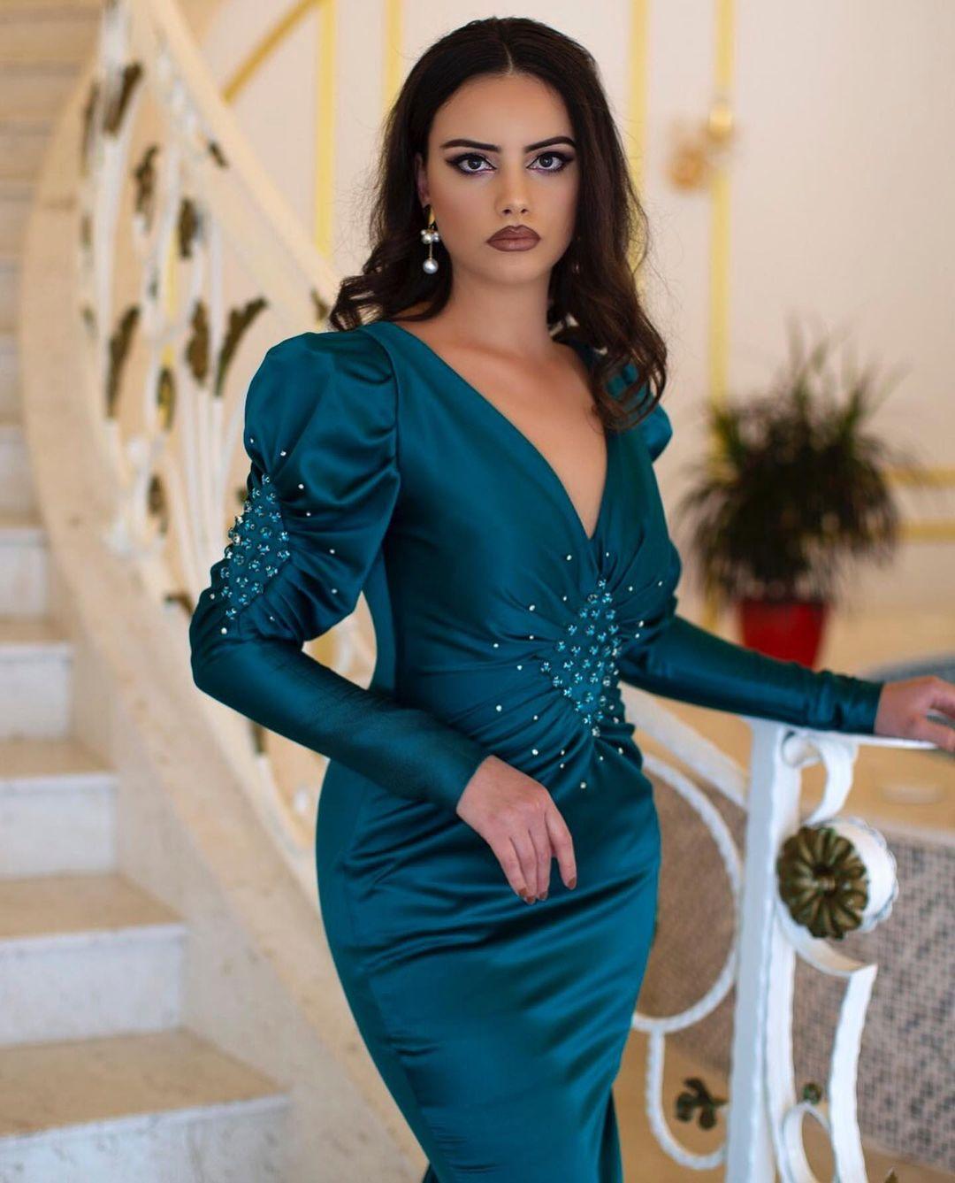 Elegantes langes Meerjungfrau-Ballkleid mit V-Ausschnitt und Perlenbesatz und langen Ärmeln
