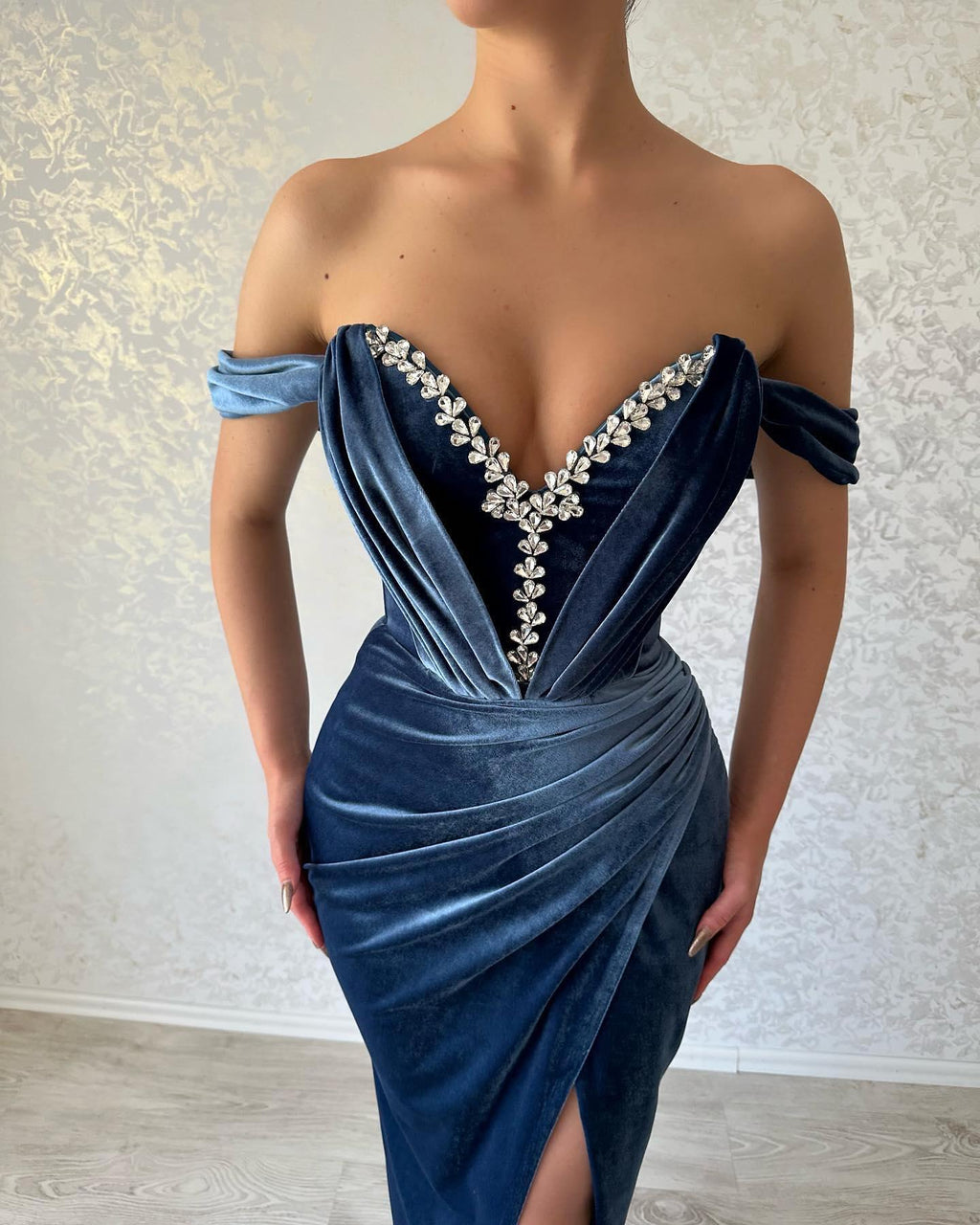 Elegantes, langes, schulterfreies, säulenförmiges, knöchellanges Ballkleid in Marineblau mit Schlitz