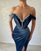 Elegantes, langes, schulterfreies, säulenförmiges, knöchellanges Ballkleid in Marineblau mit Schlitz