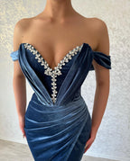 Elegantes, langes, schulterfreies, säulenförmiges, knöchellanges Ballkleid in Marineblau mit Schlitz