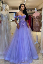 Elegantes langes lila A-Linien-Ballkleid mit schulterfreiem Ärmel und Spitze