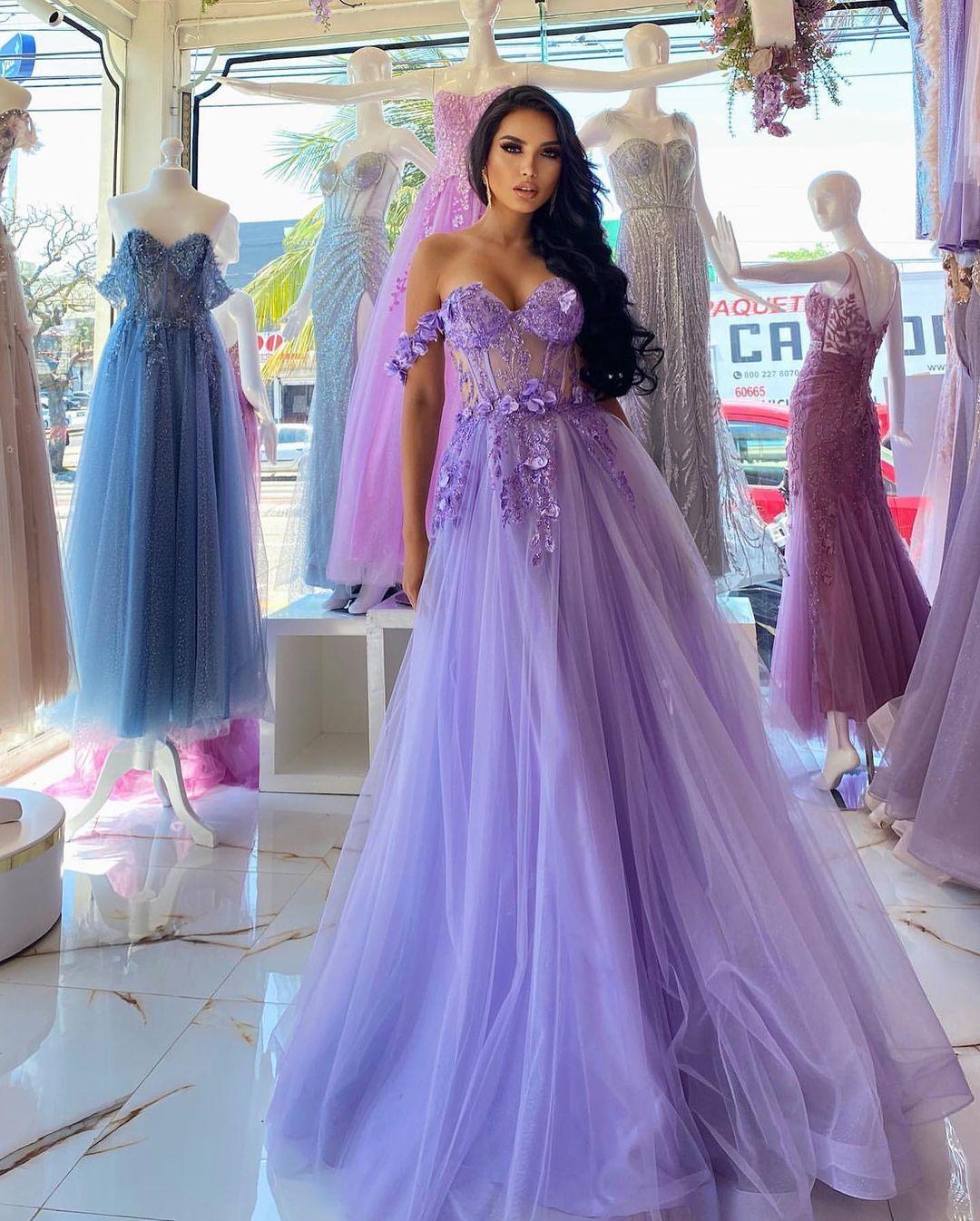 Elegantes langes lila A-Linien-Ballkleid mit schulterfreiem Ärmel und Spitze