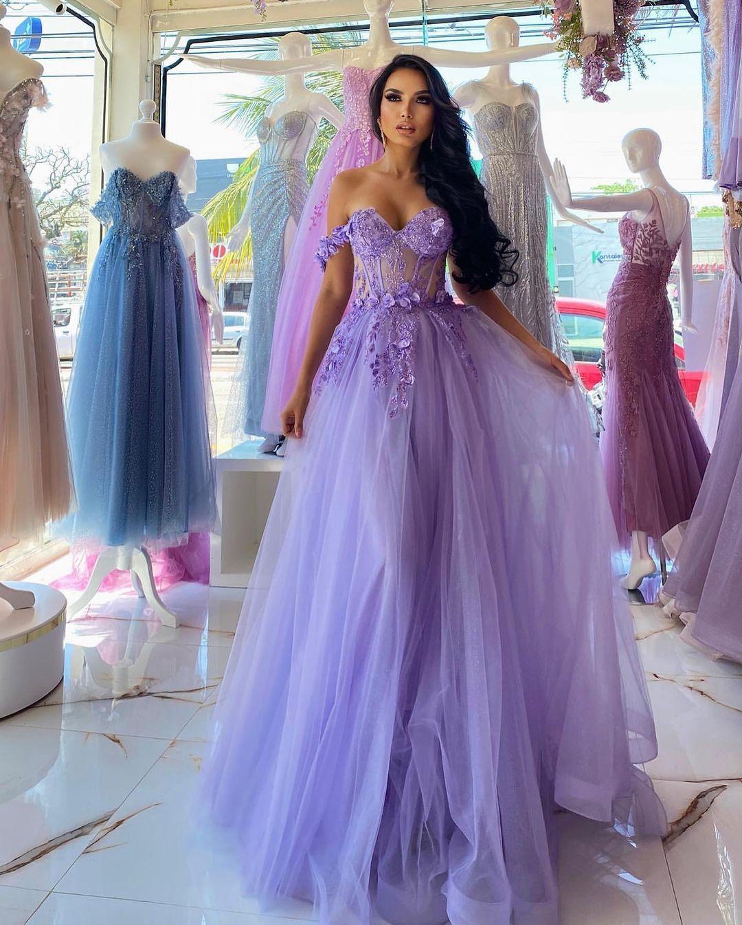 Elegantes langes lila A-Linien-Ballkleid mit schulterfreiem Ärmel und Spitze