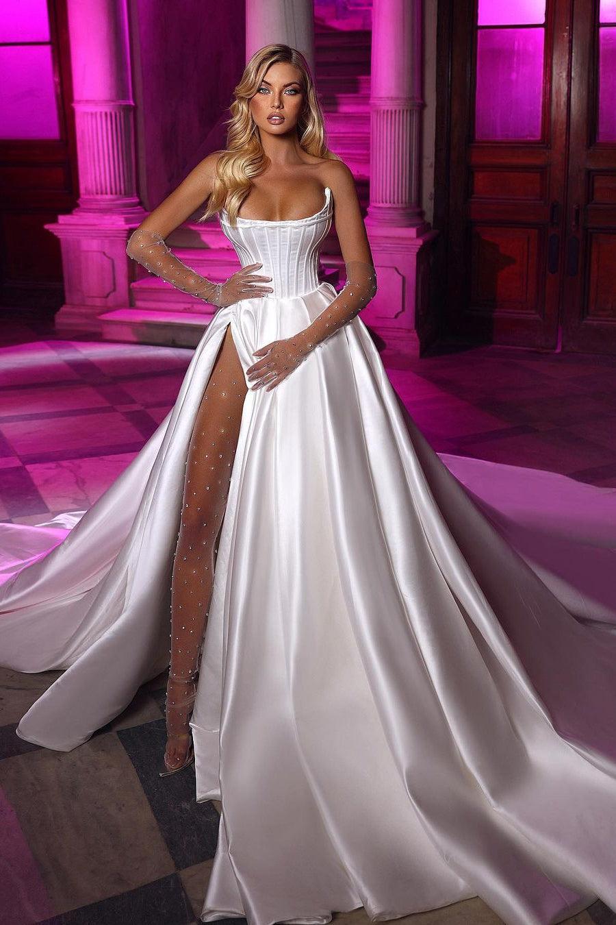 Elegantes langes, trägerloses, vorne geschlitztes, ärmelloses A-Linien-Ballkleid aus Satin