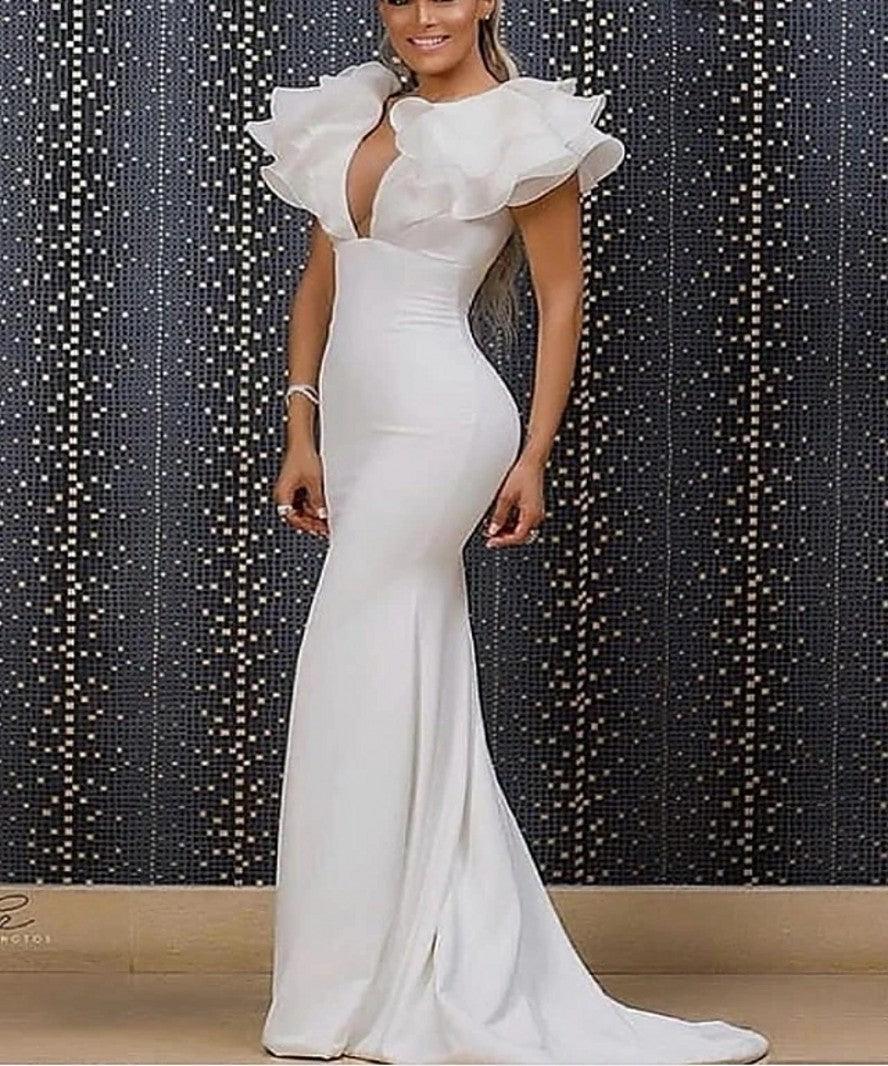 Elegantes langes weißes Meerjungfrau-Ballkleid mit V-Ausschnitt und Rüschen