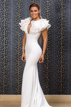 Elegantes langes weißes Meerjungfrau-Ballkleid mit V-Ausschnitt und Rüschen