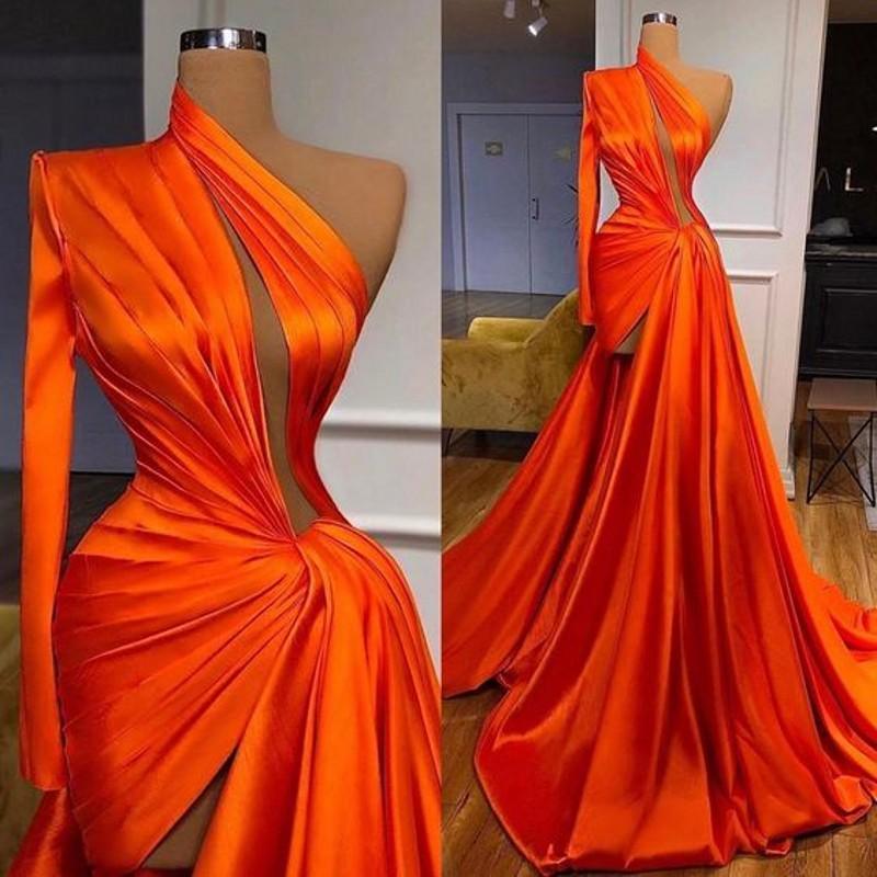 Elegante vestido de fiesta con un hombro al descubierto, mangas largas y abertura frontal