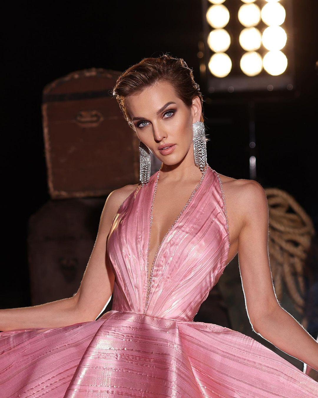 Elegantes, kurzes, rosa Neckholder-Ballkleid mit V-Ausschnitt und Ärmeln