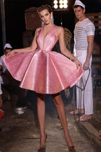 Elegantes, kurzes, rosa Neckholder-Ballkleid mit V-Ausschnitt und Ärmeln